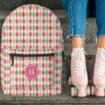 Mochila Impresa Patrón de diamante retro vintage Monograma rosa<br><div class="desc">Esta elegante mochila presenta un patrón de diamante vintage/retro en tonos rojos de berry, rosa magenta, rosa claro, dorado, verde menta y azul acuático claro. Se incluye una plantilla de texto monograma para una personalización simple: personalizar o quita la plantilla y el círculo si no se desea ningún monograma. ¡Genial...</div>