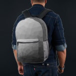 Mochila Impresa Patrón de malla geométrica gradiente de luz gris<br><div class="desc">Mochila impresa del patrón de malla geométrica de gradiente gris. Bolso de accesorios de moda de Guay para todos. Malla geométrica de triángulo gris con diseño de gradiente de color oscuro claro a oscuro.</div>
