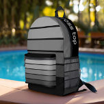 Mochila Impresa Patrón de rayas retro Viñeta gris negro<br><div class="desc">Añade tu nombre a este diseño masculino con franjas audaces. Un diseño retro con fuente inspirada en los años 70 y un patrón mínimo. Se pueden cambiar todos los colores. Crea tu propio y cambia los colores a tu combinación favorita.</div>