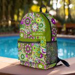 Mochila Impresa Patrón floral retro de moda con bloque de nombres<br><div class="desc">Un diseño audaz y floral con tonos coloridos de violeta y verde con un divertido bloque de color para añadir tu nombre o cualquier texto. El patrón de flor loco tiene una variedad de colores. Puede agregar un nombre, un monograma u otro texto personalizado. Si necesita mover el dibujo, haga...</div>