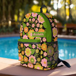 Mochila Impresa Patrón floral retro de moda con bloque de nombres<br><div class="desc">Un diseño audaz y floral con tonos de oro, naranja y verde con un divertido bloque de color para añadir tu nombre o cualquier texto. El patrón de flor loco tiene una variedad de colores. Puede agregar un nombre, un monograma u otro texto personalizado. Si necesita mover el dibujo, haga...</div>