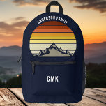 Mochila Impresa Personalizado Mountain Sunset Navy Senderismo Azul<br><div class="desc">Esta fresca puesta de sol de época naranja sobre montañas rocosas en la naturaleza hace una gran imagen en una bonita mochila azul marino retro para un viaje de senderismo por la montaña o para unas vacaciones de acampada para una familia que adora pasar el tiempo al aire libre y...</div>