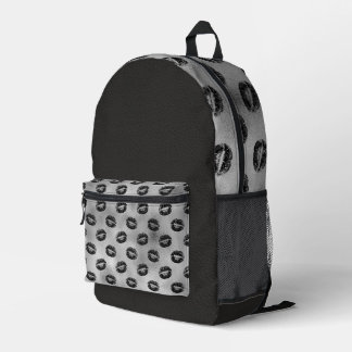 MOCHILA IMPRESA PLATA CON LABIOS NEGROS Y TEXTURA DE CUERO