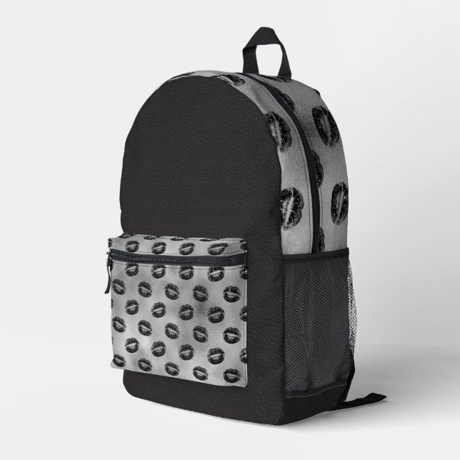 MOCHILA IMPRESA PLATA CON LABIOS NEGROS Y TEXTURA DE CUERO (Esquina derecha trasera )