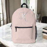 Mochila Impresa Simple rosa Rubor con una tipografía monográfica e<br><div class="desc">Un bonito diseño de mochila femenina con un diseño elegante de tu nombre y monograma con serios clásicos y una tipografía de escritura más ornamentada en una simetría equilibrada. Los tres elementos se mezclan con una sofisticada armonía y crean su propio logotipo de marca personal. Se muestra aquí con un...</div>