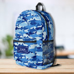 Mochila Impresa Texto de nombre personalizado del patrón de tiburó<br><div class="desc">Mochila super divertida con un patrón de tiburón camuflado azul y tu nombre personalizado. Añadir una línea extra de texto - número de teléfono, nombre de equipo, decir, etc. - o borrar. Lo suficientemente espacioso para libros, computadora, equipo deportivo y más - o como una bolsa de viaje o de...</div>