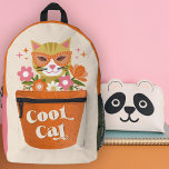 Mochila Impresa Tipografía de gato de Guay retro cúter Terracotta<br><div class="desc">Esta adorable mochila cuenta con un gato malicioso, llevando gafas de sol y asomándose a un plantador de terracota, que también resulta ser el diseño de bolsillo delantero con cremallera. Los elementos florales, como las margaritas, y los acentos estelares en tonos rosa, verde oliva, naranja, coral y blanco completan perfectamente...</div>
