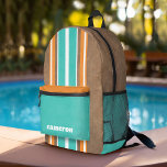 Mochila Impresa Tiras de Surfboard Vintage - Suave fondo de madera<br><div class="desc">Un diseño de rayas retro y colorido en azul acuático y naranja sobre un fondo falso de madera. Un diseño vintage de rayas de surf con un toque playero y surfista. Agrega tu nombre para hacer de esto una mochila personal que destacará entre tus amigos. El texto es un tipo...</div>