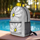 Mochila Impresa Whimsical Daisy - gris - nombre de guión moderno<br><div class="desc">Un dibujo zen y caprichoso de una margarita. Las líneas modernas son a mano, con pétalos blancos y un centro amarillo para la flor. El fondo es un gris pastel suave y el nombre es un guión de moda en blanco. Puede agregar un nombre, un monograma u otro texto personalizado....</div>