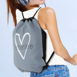 Mochila Moda Corazón personalizado azul turbio<br><div class="desc">Este bolso de cuerda ligero azul polvoriento se personaliza con tu nombre en una fuente simple sobre un gran corazón blanco. Ideal para usted, para sus damas de honor, club de lectura, regalo de graduación, regalo de cumpleaños, regalo de profesor o cualquier ocasión. MÁS colores y artículos en nuestra tienda....</div>