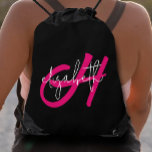 Mochila Monograma moderno<br><div class="desc">Este bolso femenino y liviano de cuerda de inflexión presenta un primer monograma rosado caliente y su nombre en blanco sobre un fondo negro. Diversión para ti o como regalo. (¡Fabuloso para viajes de compras!). Artículos que coinciden en nuestra tienda.</div>