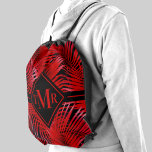 Mochila Monograma negro rojo patrón de árbol de palma<br><div class="desc">Los frondas rojas de palma tropicales sobre un fondo negro listos para su monograma con letras de moda en la parte frontal de cualquier color (se pueden borrar o mover en la disposición). Crea por ti mismo o dámela como regalo.</div>