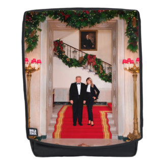 Mochila Navidad acerca al presidente Donald Trump y a Mela