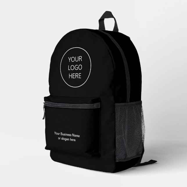Mochila negra con logotipo comercial (Esquina derecha trasera )