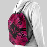 Mochila Palm rosa caliente monogramada<br><div class="desc">Los frondes de palmas tropicales,  de color rosa intenso y profundo,  sobre un fondo negro,  están listos para su monograma con letras de moda en la parte delantera de cualquier color (se pueden borrar o mover en la disposición). Crea por ti mismo o dámela como regalo.</div>