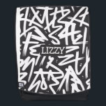 Mochila Patrón de nombre de grafiti personalizado — Urbano<br><div class="desc">Hazlo verdaderamente tuyo con este audaz diseño de grafiti personalizado. Con un patrón denso de grafiti en negro y blanco inspirado en el arte callejero auténtico,  este diseño incluye un nombre personalizable que se muestra de manera prominente para un aspecto urbano impactante.</div>