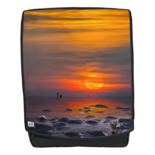 Mochila Reflexiones al atardecer en una costa rocosa