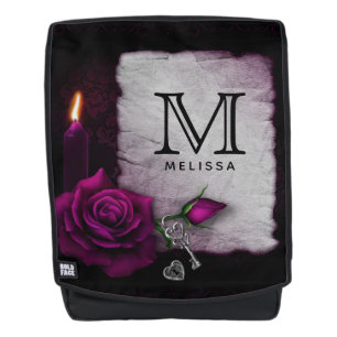 Mochila Rosa gótica, vela, pergamino y monograma de camafe