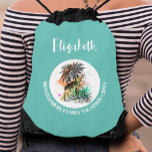 Mochila Turquesa de vacaciones en familia de verano<br><div class="desc">Una elegante bolsa de cuerda floja incluye un ilustracion de vacaciones de verano sobre un fondo turquesa, junto con su nombre y ocasión en letras de moda. Bolsas perfectas para llenar cosas divertidas para todos en sus vacaciones. *AÑADIR NOMBRE PRIMERO A BOLSA, añadir al carrito por cada nombre pedido. COINCIDIENDO...</div>