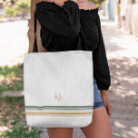Moda Bandas retro Monograma Bolsa de Tote<br><div class="desc">Un minimalista diseño de monograma con grandes iniciales tipográficas en un tipo de letra clásico con tu nombre abajo y rayas de color arco iris retro de moda. Todas las mujeres necesitan un buen tote para sus necesidades básicas. Ya sea un regalo para la dama de honor, un regalo de...</div>