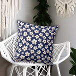 Moda Boho Daisies Cojín decorativo del patrón azul<br><div class="desc">Una pintura acuarela sencilla inspiró un patrón floral de flores anemónicas blancas con un fondo azul oscuro.</div>