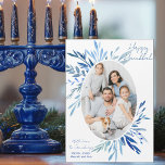 Moda Feliz Hanukkah Familia Foto Tarjeta magnética<br><div class="desc">Hermosas hojas botánicas de acuarela azul surgen de tu fotografía vertical de la familia judía para un imán Happy Hanukkah. Personalice esta tarjeta magnética de fotos de Chanukah de moda.</div>