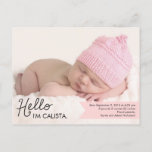 Moda Introducción Anuncio de nacimiento - Rosa<br><div class="desc">Dulce y lleno de encanto,  este moderno anuncio de nacimiento de fotos es la manera perfecta de presentar al miembro más nuevo de tu familia. Personalice la parte trasera de la tarjeta postal con su dirección de retorno para un envío por correo fácil. Color personalizado disponible bajo petición.</div>