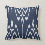Moda moderna almohada de ikat azul y blanco decora<br><div class="desc">Las almohadas contemporáneas de estilo ikat animan el interior con una moda moderna. Un estilo kat abstracto audaz y encantador en azul índigo y blanco.</div>