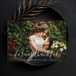 Moda Por Guión Agradecido Gracias Tarjeta De Foto<br><div class="desc">Elegante White Forever Thankful Script Tarjeta de agradecimiento con mensaje de texto Personalizado en la parte posterior. Perfecto para bodas,  cumpleaños,  graduaciones y otros eventos.</div>