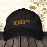 Moda retro Gorra KISS ME / gorro de camionero Fies<br><div class="desc">Gorras bordados: Clásico fiesta retro gorra con el texto "BESE A MÍ" - moda divertida,  fiesta de solteros,  ropa de universidad,  Papá Noel secreto,  celebraciones de oficina / noche fuera</div>
