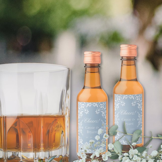 Moda simple Alegre azul y blanco Boda elegante (Elegant dusty blue and white mini wine bottle labels for wedding gifts bridal party gift ideas)