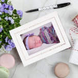 Moda simple foto Relieve metalizado real anuncio d<br><div class="desc">Anuncie su nuevo paquete de alegría con estas postales de moda con anuncios de Relieve metalizado presionados. Este diseño es fácil de personalizar con tus fotos y palabras y tu familia y amigos estarán encantados cuando reciban estas fabulosas invitaciones.</div>