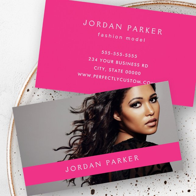 Modelo de moda de moda de moda con tarjeta de visi (Photo trendy fashion model hot pink business card)