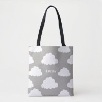 Modelo de nubes blancas con bolsa de tocador gris