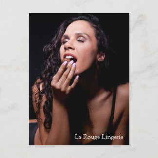 Modelo femenino sexy con postal de lencería negra