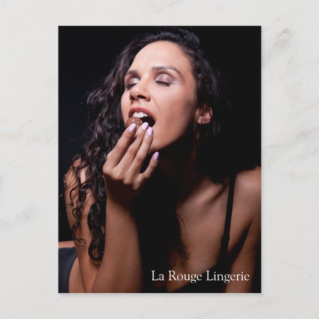 Modelo femenino sexy con postal de lencería negra (Anverso)