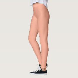 modelo que lleva leggings de color rosa melocotón 