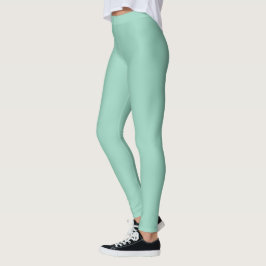 modelo que lleva leggings de color verde menta de 