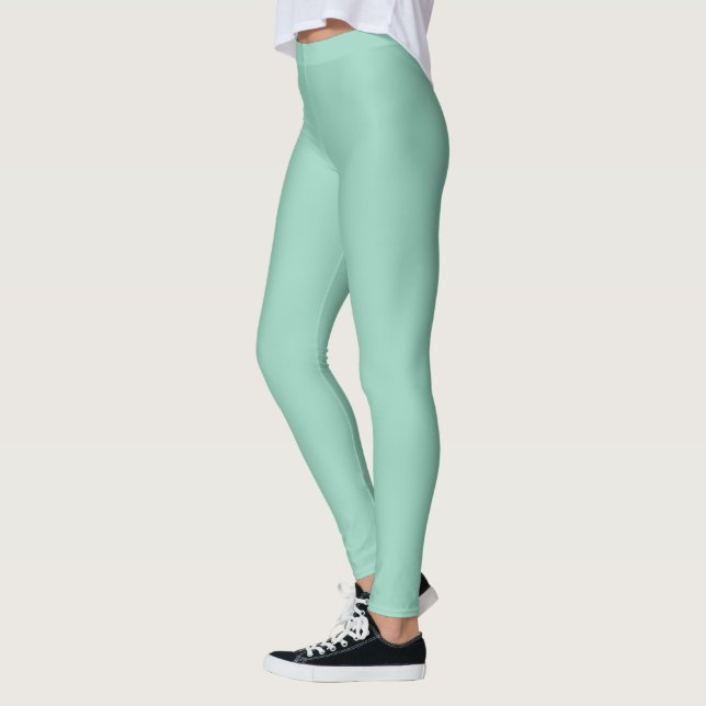 modelo que lleva leggings de color verde menta de  (Izquierda)