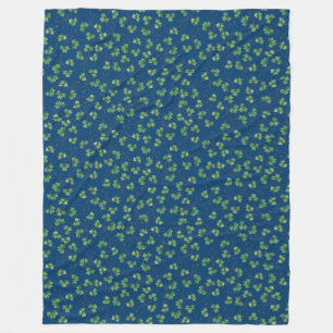 Modelo verde de los tréboles en la manta del paño