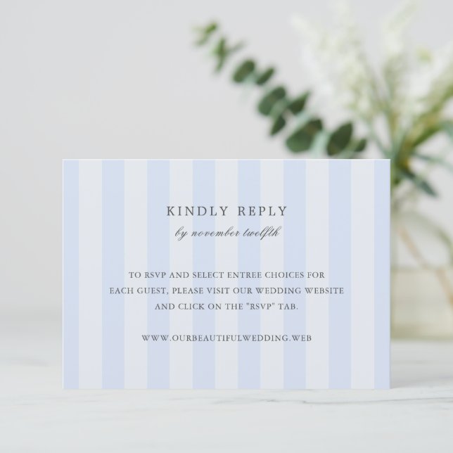 Modern Blue Stripes Elegant Wedding RSVP Card (Anverso de pie)
