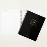 Modern Gold Black Monograma Organizador de nombres<br><div class="desc">Monograma clásico de imitación de oro con nombre con tapa delantera y trasera negra.</div>