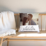 Modern Mr. & Mrs. Boda Photo Cojín decorativo<br><div class="desc">Personalizar este moderno "Sr. Y señora" almohada fotográfica boda con su propia foto y texto. ¡Hace un gran regalo!</div>