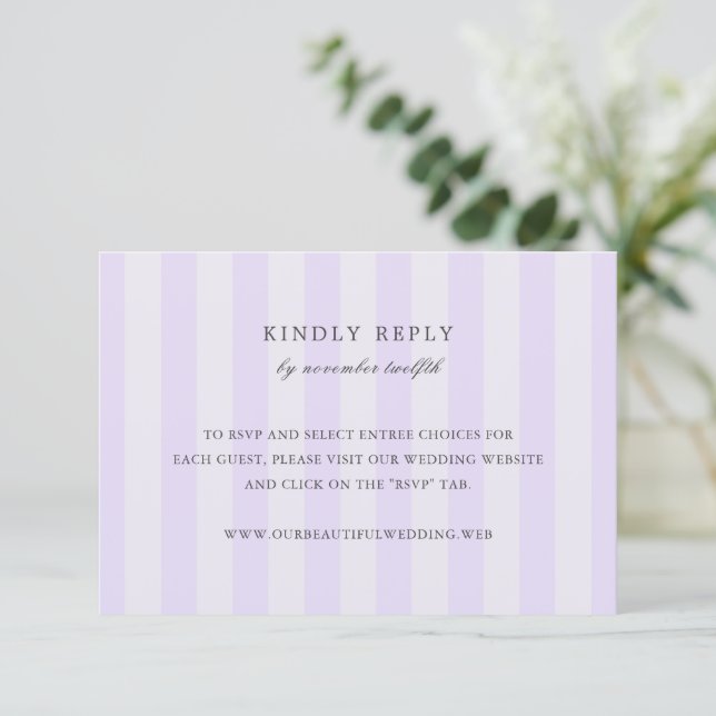 Modern Purple Stripes Elegant Wedding RSVP Card (Anverso de pie)