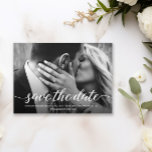 Modern Save The Date Engagement Photo<br><div class="desc">Personalizar con su propia foto en esta postal del boda "Save the Date". Anuncie su compromiso, personalice el texto con los nombres de novias y novios, su próxima fecha de boda, ubicación y sitio web de bodas. ¡Enhorabuena! Una superposición negra detrás del texto permite una mejor lectura con la elección...</div>