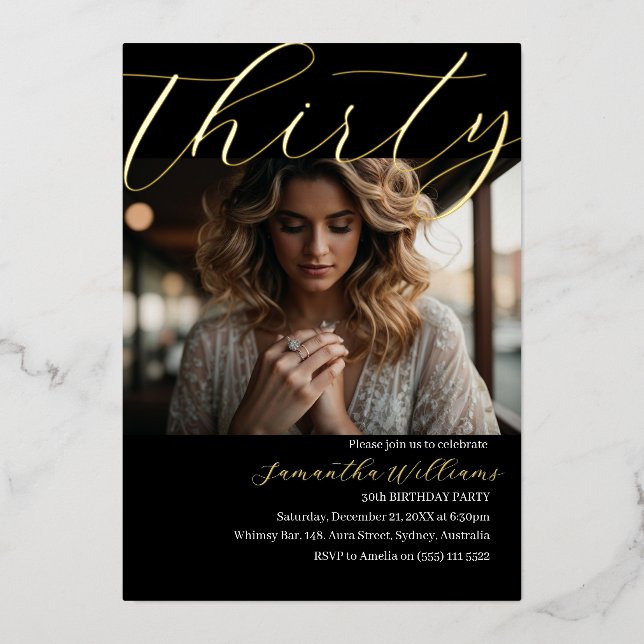 Modern Thirty Black Photo 30 cumpleaños invitación (Anverso)
