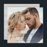 Moderna boda Reserva la fecha crema negro Guardar<br><div class="desc">Moderna y elegante tipografía boda de negrita Reserva la Fecha de la foto guardar la tarjeta de fecha. Con una tipografía moderna y elegante y un diseño de rayas hacia atrás. Los colores se pueden personalizar.</div>