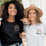 Moderna camiseta de la tía del arcoiris del Boho<br><div class="desc">Esta camiseta de la tía, totalmente editable, presenta un moderno arco iris dibujado a mano bohemio. Esta camiseta de estilo clásico es el regalo perfecto para cualquier tía o tía que quiera. ¡O simplemente puedes mostrar a todos que eres una tía orgullosa! La frase "Tía" es totalmente editable para que...</div>