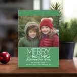 Moderna Feliz Navidad HNY 1 Foto horizontal MCM<br><div class="desc">Navidades Verdes — Añada una foto horizontal a este diseño mínimo con un color verde suave y un patrón moderno de mediados de siglo atrás. La tipografía es moderna y sencilla,  con un tipo de letra manuscrita para añadir el nombre de su familia.</div>