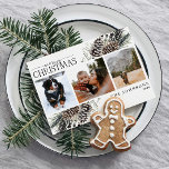 Moderna Feliz Navidad Invierno Pinecone Botánico<br><div class="desc">Presentamos nuestra moderna tarjeta de vacaciones fotográficas botánicas Pinecone Calligraphy de Feliz Navidad! Esta hermosa tarjeta contiene tres de tus fotos favoritas, perfectamente arregladas con un arreglo holgado y moderno de elementos botánicos como pinos y bayas. La caligrafía con letras a mano añade un toque de encanto y elegancia, convirtiéndose...</div>